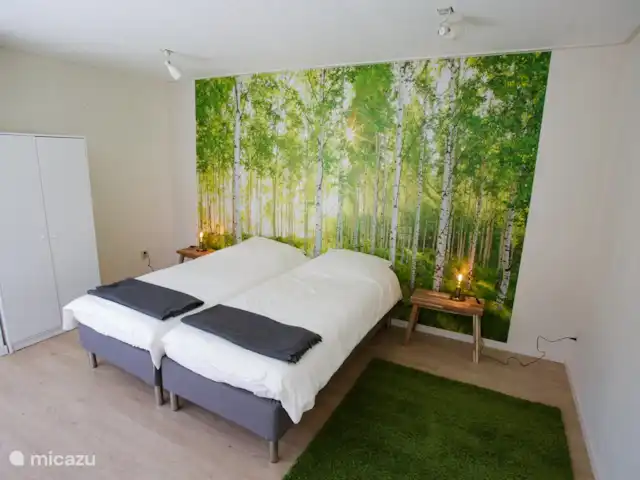 Villa de vacances spacieuse sur le lac frison | Pays-Bas, Frise, Eernewoude - villa Chambre 4 (étage inférieur). grande chambre, avec 3 lits