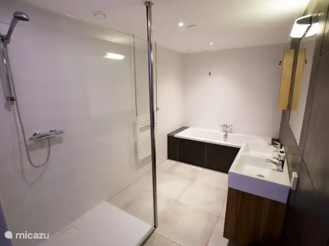 Villa de vacances spacieuse sur le lac frison | Pays-Bas, Frise, Eernewoude - villa salle de bain 1er étage, avec douche à l'italienne, baignoire et 2 vasques