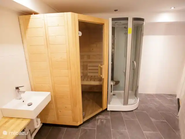 Villa de vacances spacieuse sur le lac frison | Pays-Bas, Frise, Eernewoude - villa salle de bain spacieuse avec toilettes, sauna et douche vapeur au rez-de-chaussée