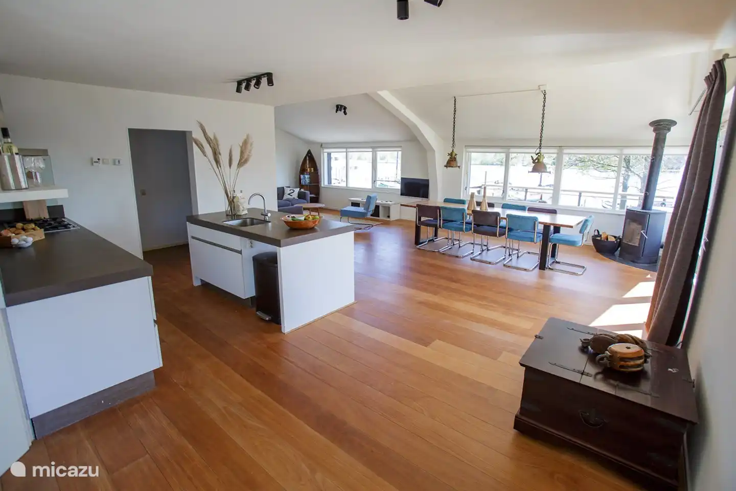 Living room with kitchen and cooking island.