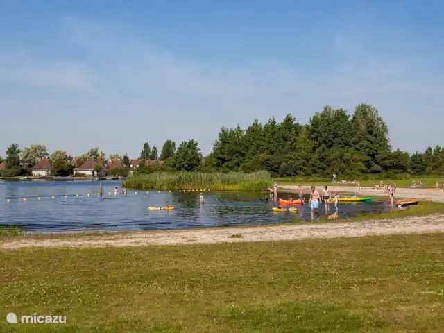 Villa de vacances spacieuse sur le lac frison | Pays-Bas, Frise, Eernewoude - villa Cette belle zone de loisirs abritée avec des équipements de jeux et une plage avec une ligne de bouée se trouve à 500 mètres de la maison.