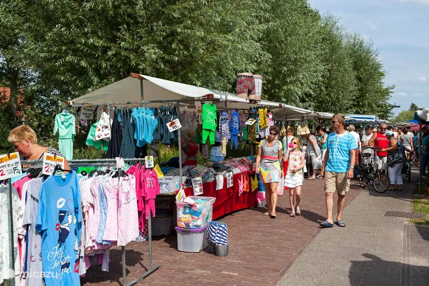 Earnewald is a pleasant water sports village where it is buzzing with activities. Activities are organized weekly. Such as markets, music and demonstrations. There are cozy terraces (on the water) and there are good dining options