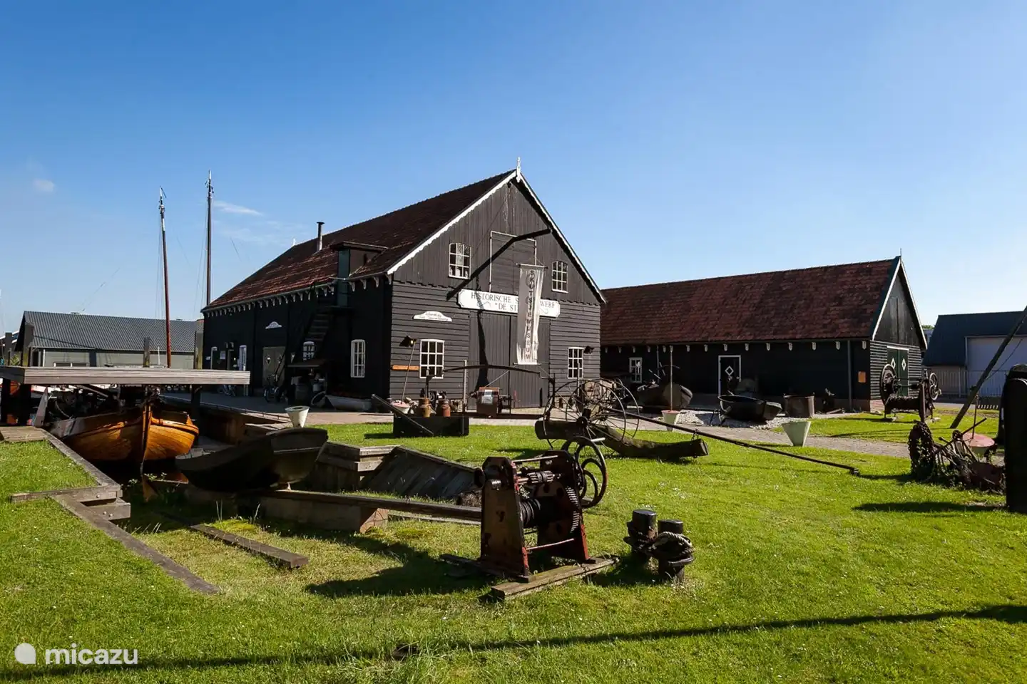The sk&#251;tsjemuseum is a stone&#39;s throw away from the house. Here the stories of times gone by come alive. Taste the atmosphere of tan and tar. The blacksmith is at work every Saturday.
