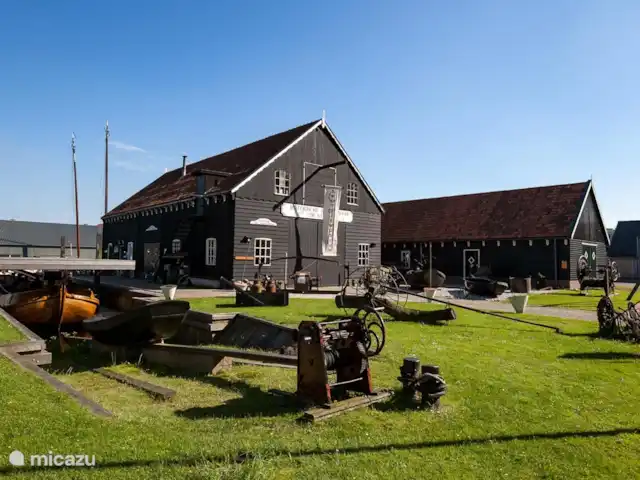 Villa de vacances spacieuse sur le lac frison | Pays-Bas, Frise, Eernewoude - villa Le skûtsjemuseum est à deux pas de la maison. Ici, les histoires des temps passés prennent vie. Goûtez à l'atmosphère de bronzage et de goudron. Chaque samedi, le forgeron est au travail.