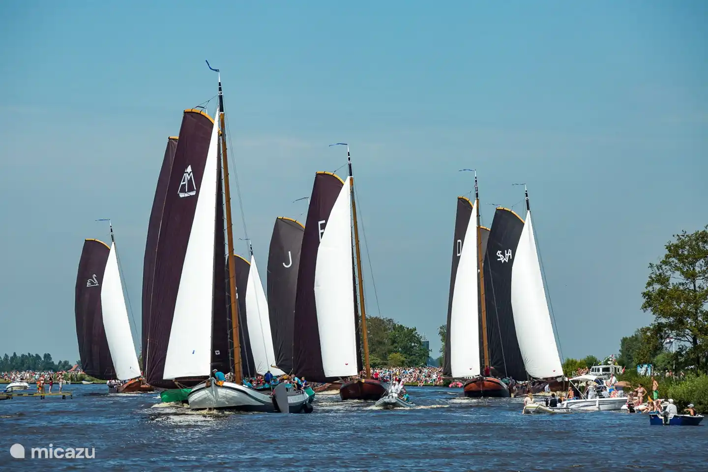 Earnewald is the cradle of sk&#251;tsjesilen. Watch the race on the first Tuesday of the construction trade or sail yourself. There are weekly ski trips where you can take charge yourself.