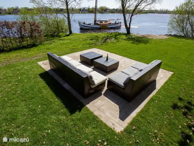 Villa de vacances spacieuse sur le lac frison | Pays-Bas, Frise, Eernewoude - villa Coin salon sur l'eau au sud avec beaucoup d'intimité et une plage de jeux.