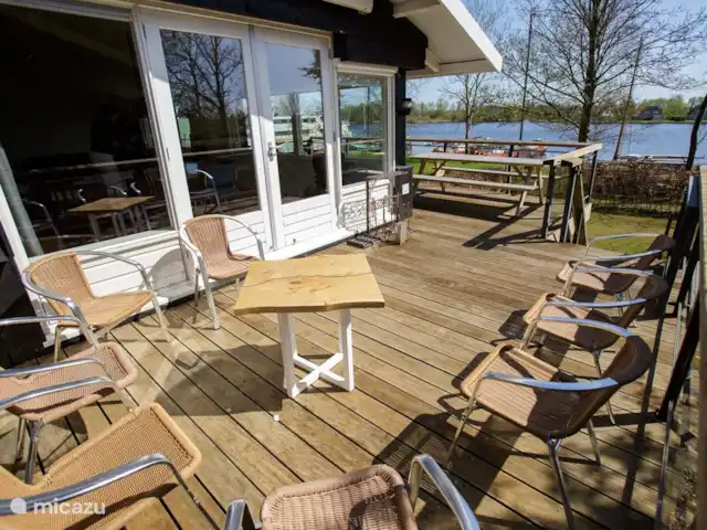 Villa de vacances spacieuse sur le lac frison | Pays-Bas, Frise, Eernewoude - villa grande terrasse (au premier étage avec une vue magnifique). Situé au sud avec trois aires de repos et beaucoup d'intimité