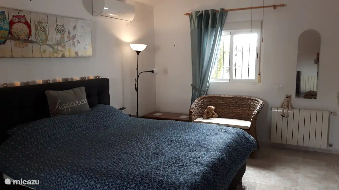 De master slaapkamer met inloopdouche en privébadkamer