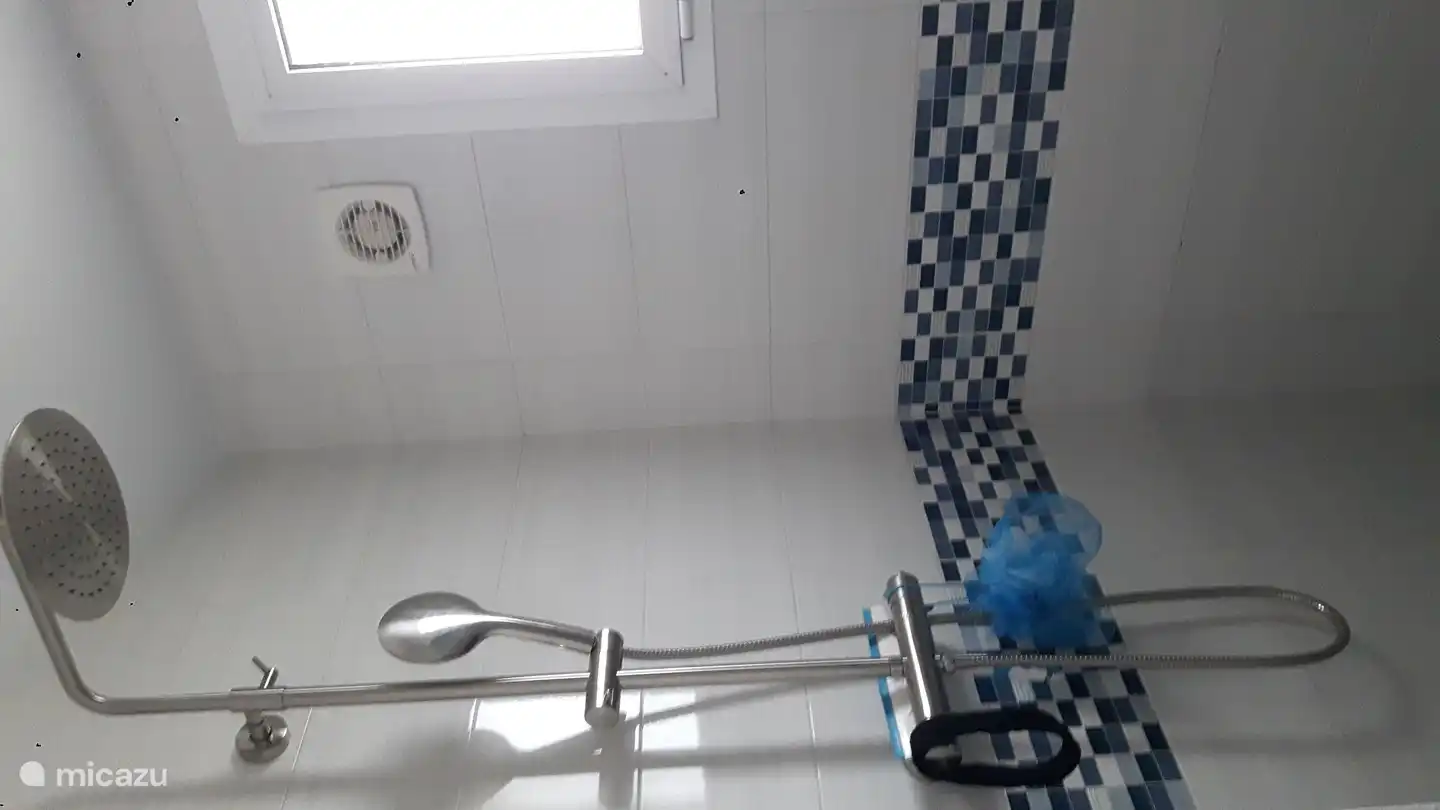 inloopdouche bij de master slaapkamer