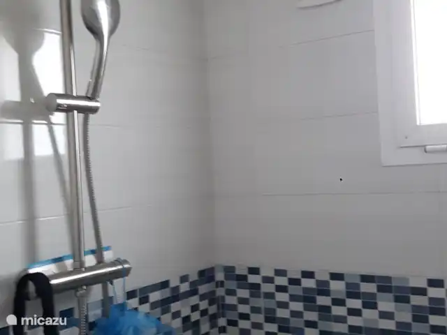 Maison de la Sérénité | Espagne, Andalousie, Los Romanes - maison de vacances douche à l'italienne dans la chambre parentale