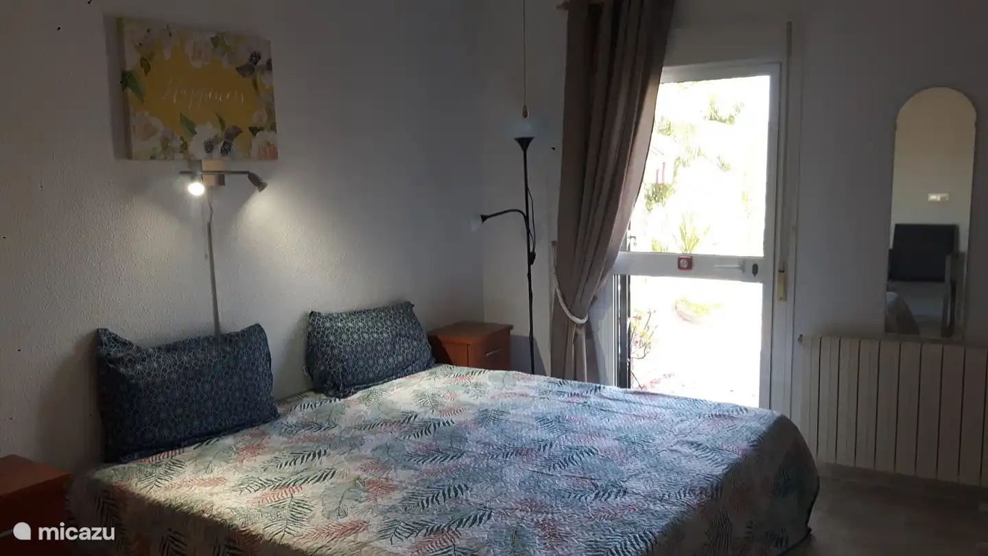 3 extra gelijkaardige ensuite kamers met vensterdeur naar zwembad. Bedden (90×200cm) opmaakbaar als single of dubbel. Kamer 1 en 3 met douche ; kamer 2 met bad