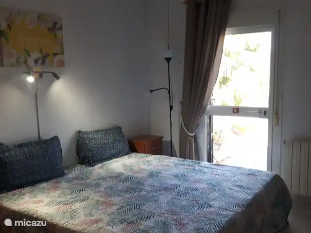 Maison de la Sérénité | Espagne, Andalousie, Los Romanes - maison de vacances 3 autres chambres similaires avec salle de bains privative avec porte-fenêtre donnant sur la piscine. Les lits (90×200cm) peuvent être composés en simple ou en double. Chambre 1 et 3 avec douche ; Chambre 2 avec baignoire