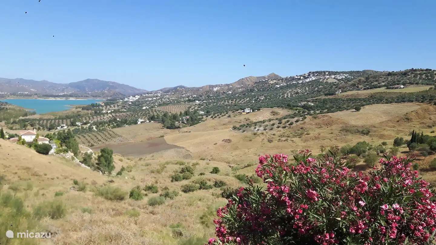 Op 300m wandelafstand van het huis vind je dit vergezicht op het stuwmeer van Viñuela waarop niet gemotoriseerde sporten toegelaten zijn