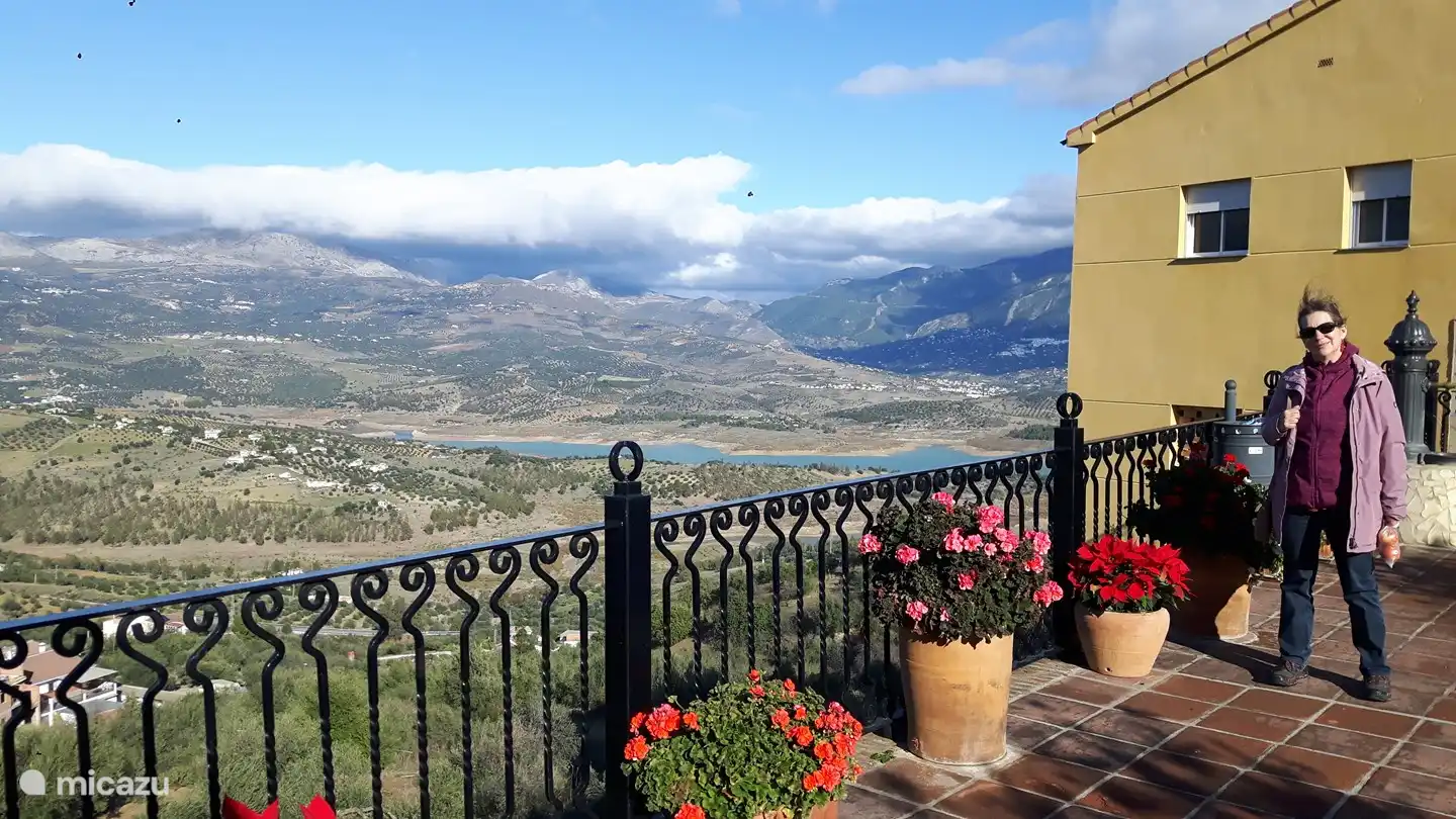 Centrum van Los Romanes met het stuwmeer van Viñuela en Mount Maroma op de achtergrond. Los Romanes ligt op 2 km van het huis.  Hier vind je heerlijk biobrood van de lokale bakker beschikbaar in de superette 'Susanna'