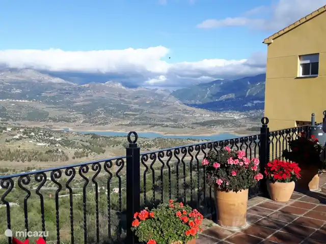 Maison de la Sérénité | Espagne, Andalousie, Los Romanes - maison de vacances Centre-ville de Los Romanes avec le réservoir de Viñuela et le mont Maroma en arrière-plan. Los Romanes est à 2 km de la maison. Vous y trouverez de délicieux pains bio de la boulangerie locale disponible dans la superette 'Susanna'