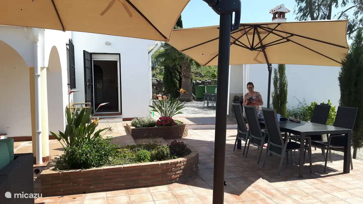 De eettafel op het terras