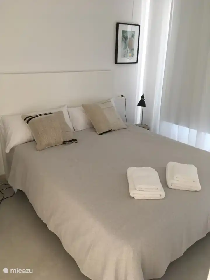 Zimmer Straßenseite mit Duschbad