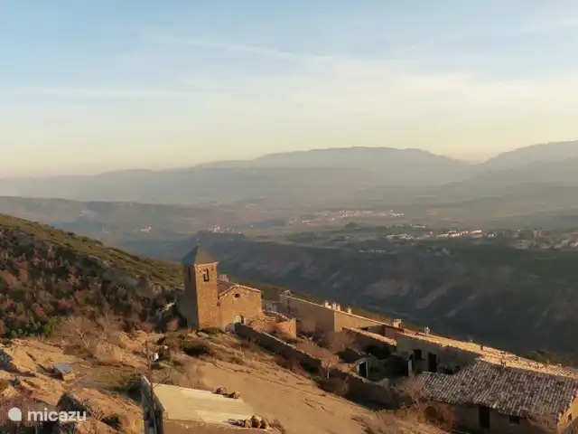 Casa Mauri, La Bodega | Espagne, Catalogne, Tremp - appartement Casa Mauri et l'église adjacente.