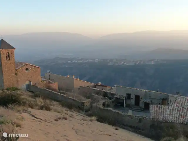 Casa Mauri, La Bodega | Espagne, Catalogne, Tremp - appartement Casa Mauri et l'église adjacente.