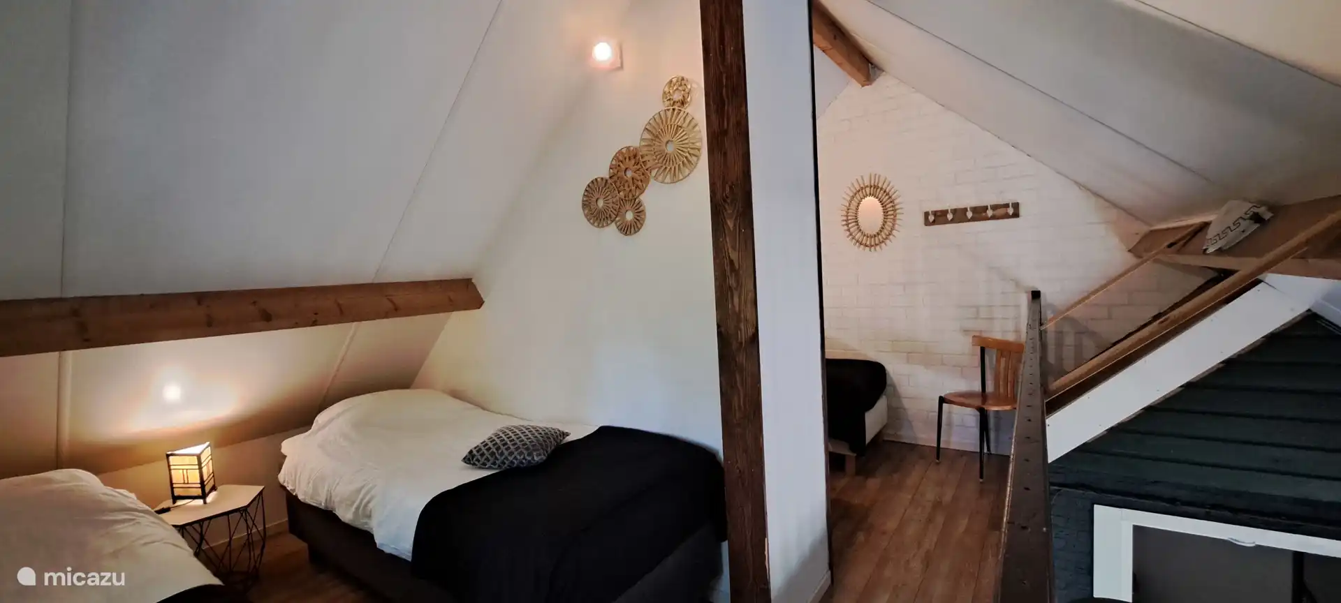 Schlafzimmer 5/6 über der Bar. Diese befindet sich auf dem offenen Hohlraum mit einer Trennwand als Trennwand. 