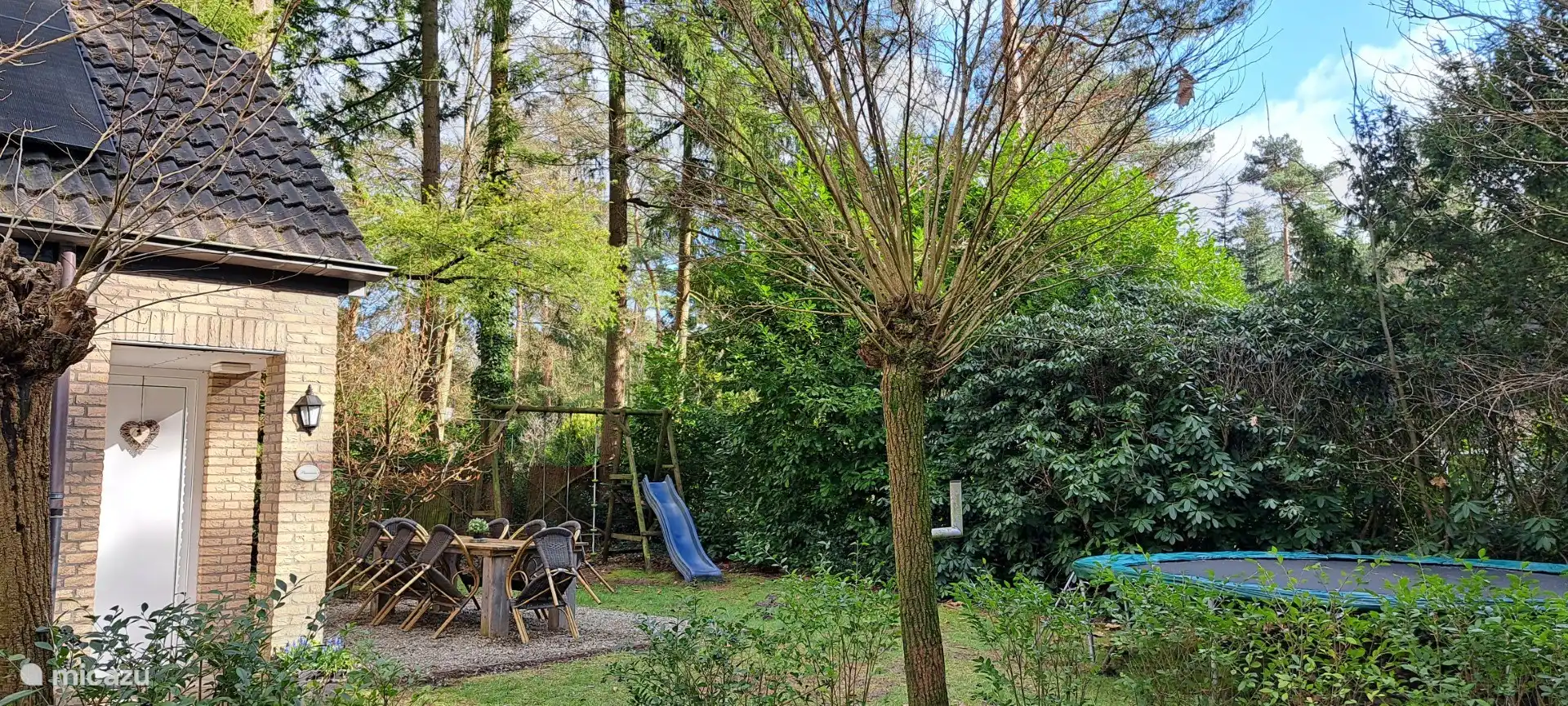 Schaukel, Rutsche, Trampolin. Weiter im Park gibt es auch die Möglichkeit, Tennisplätze/Bowlingbahnen zu mieten