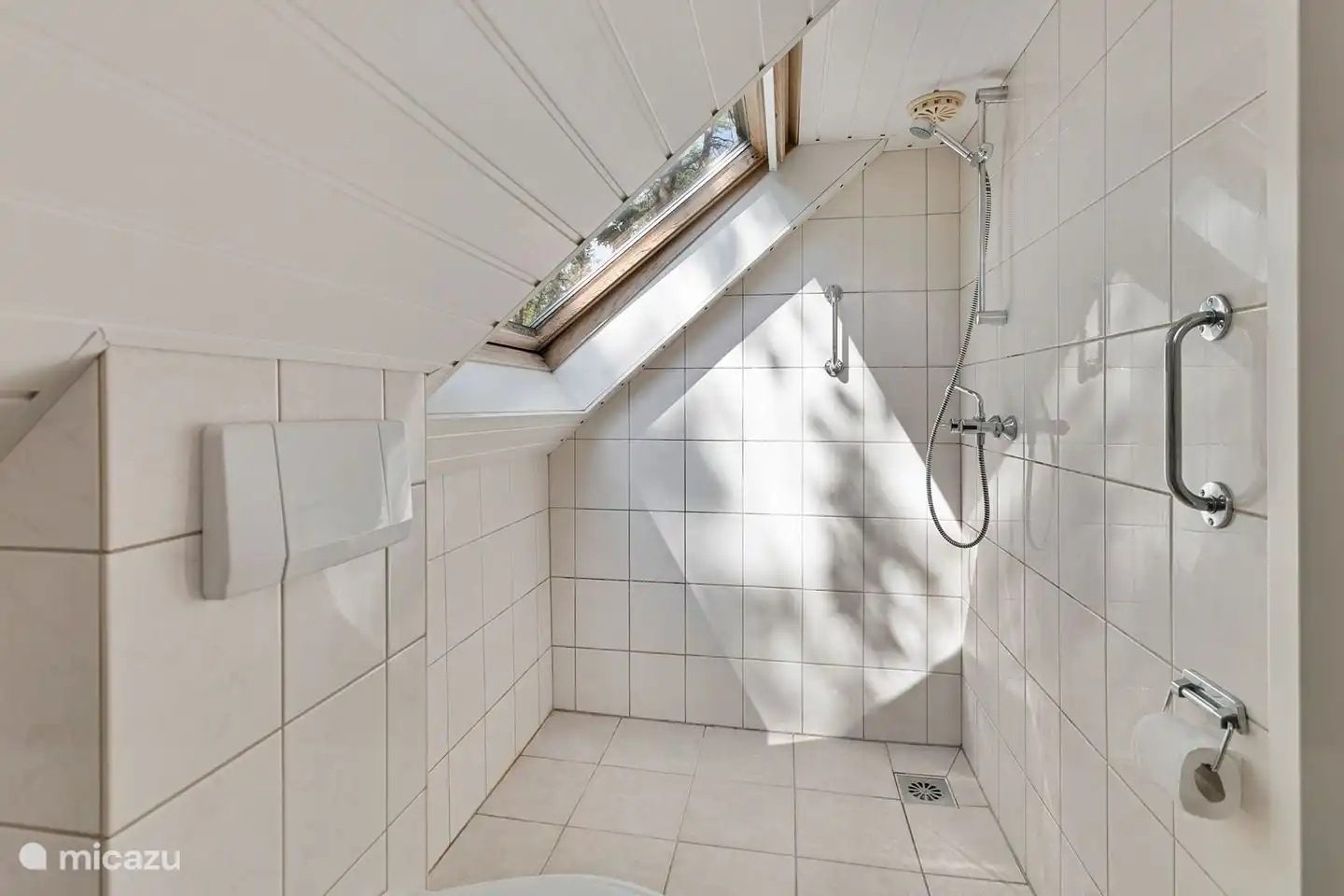 Badezimmer im 1. Stock. Dieser ist deutlich kleiner, aber mit Waschbecken, Dusche und WC