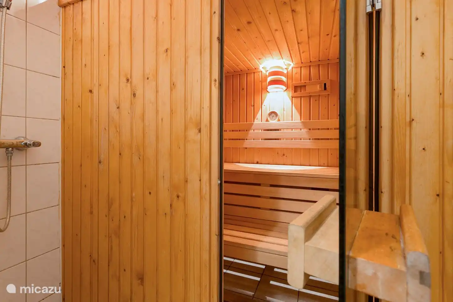 geräumige Sauna. Hier gibt es auch eine zusätzliche Duschmöglichkeit
