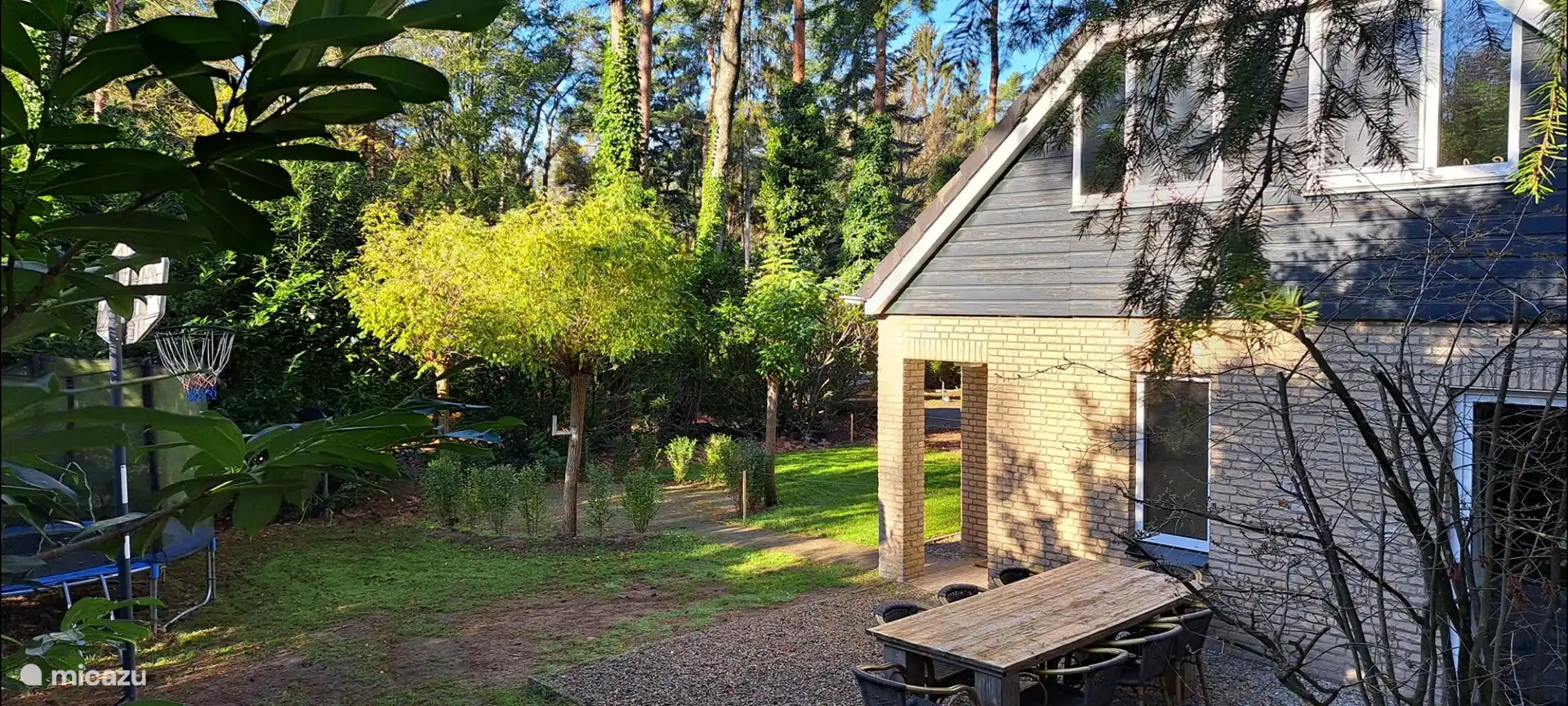 Garten mit Trampolin, Rutsche und Schaukel