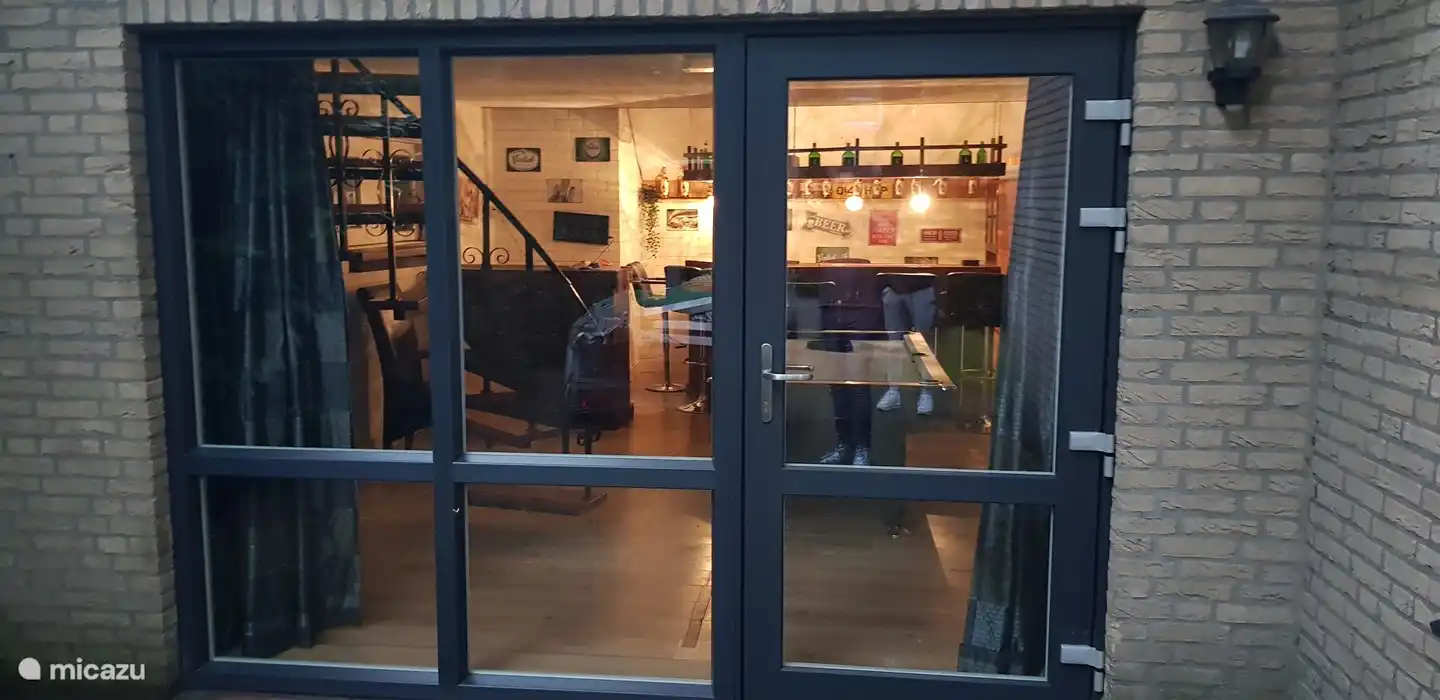 Der Aufenthaltsraum mit Bar, Billard, Dartscheibe und Wii
Hier gibt es auch eine Musikanlage und einen zusätzlichen Fernseher 