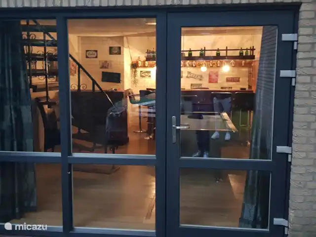 Carpe diem avec bar billard sauna | Pays-Bas, Gueldre, Lochem - bungalow La salle de loisirs avec bar, billard, jeu de fléchettes et Wii
Il y a aussi un système de musique et une télévision supplémentaire ici