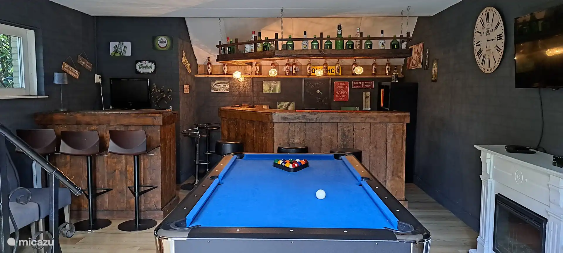 Aufenthaltsraum mit Bar