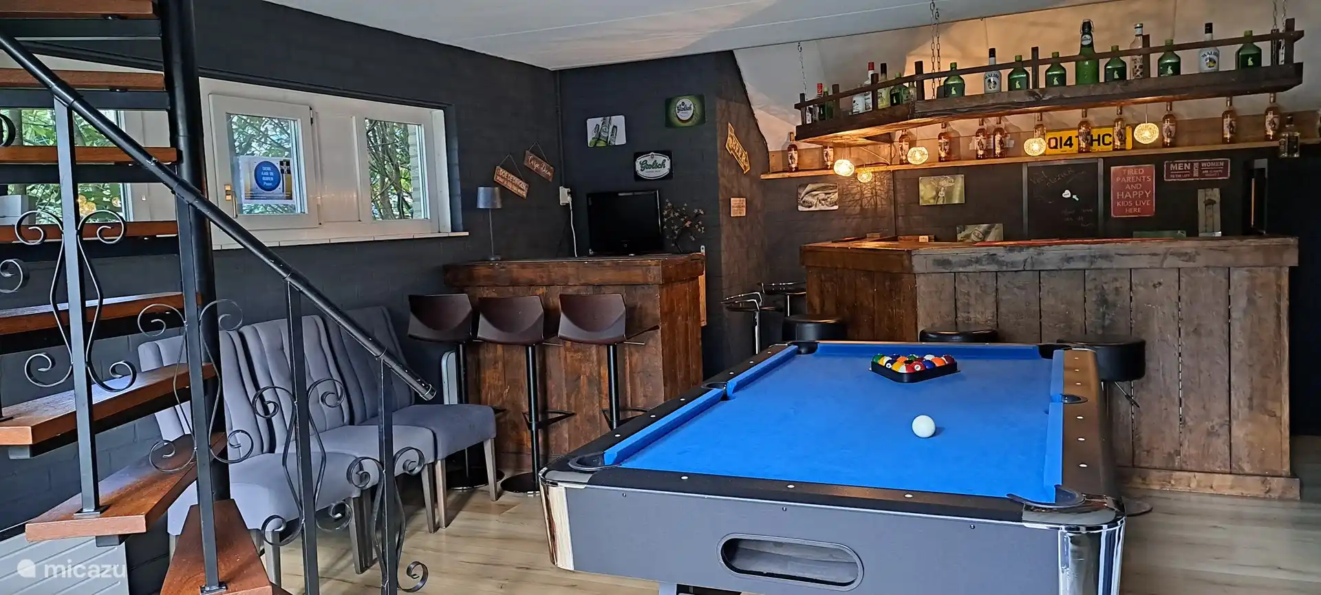 Aufenthaltsraum mit Bar, Billard, Dartscheibe, Wii und TV an der Wand