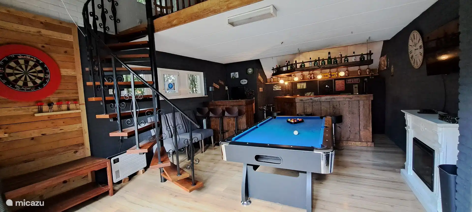 Bar mit Billard, Dartscheibe und Wii. Eine Treppe führt zum darüber liegenden Dachboden.
