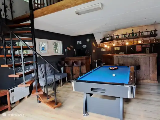 Carpe diem avec bar billard sauna | Pays-Bas, Gueldre, Lochem - bungalow bar avec billard, jeu de fléchettes et Wii. Les escaliers mènent au grenier au-dessus.