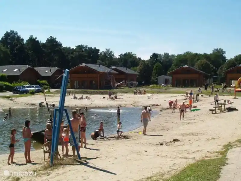 Badeteich, Tennisplätze, Spielgeräte sowie Fußballplatz und Tierwiese zu Fuß erreichbar