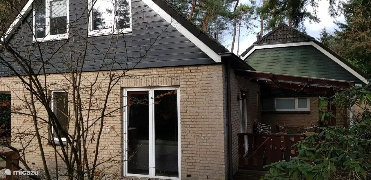 Seite des Hauses mit einer schönen abgeschirmten Veranda auf der Rückseite