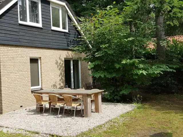 Carpe diem avec bar billard sauna | Pays-Bas, Gueldre, Lochem - bungalow plusieurs coins salon avec de nombreuses chaises, à la fois sous la véranda et dans le jardin
