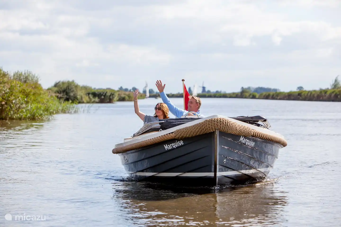 Explorez la belle Frise depuis l'eau et louez un sloop à distance de marche à Langweerder Sloep.