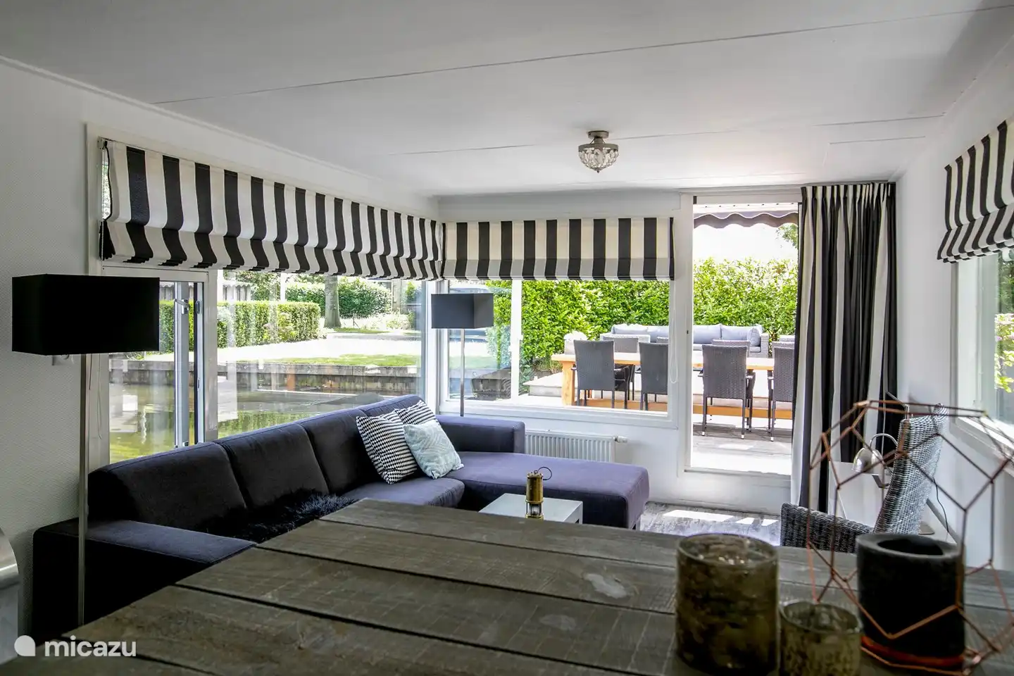 Salon avec vue sur le bord de l'eau.