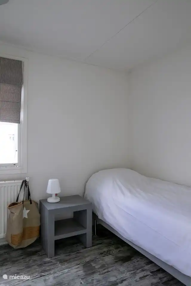 Chambre 1 avec deux lits simples.