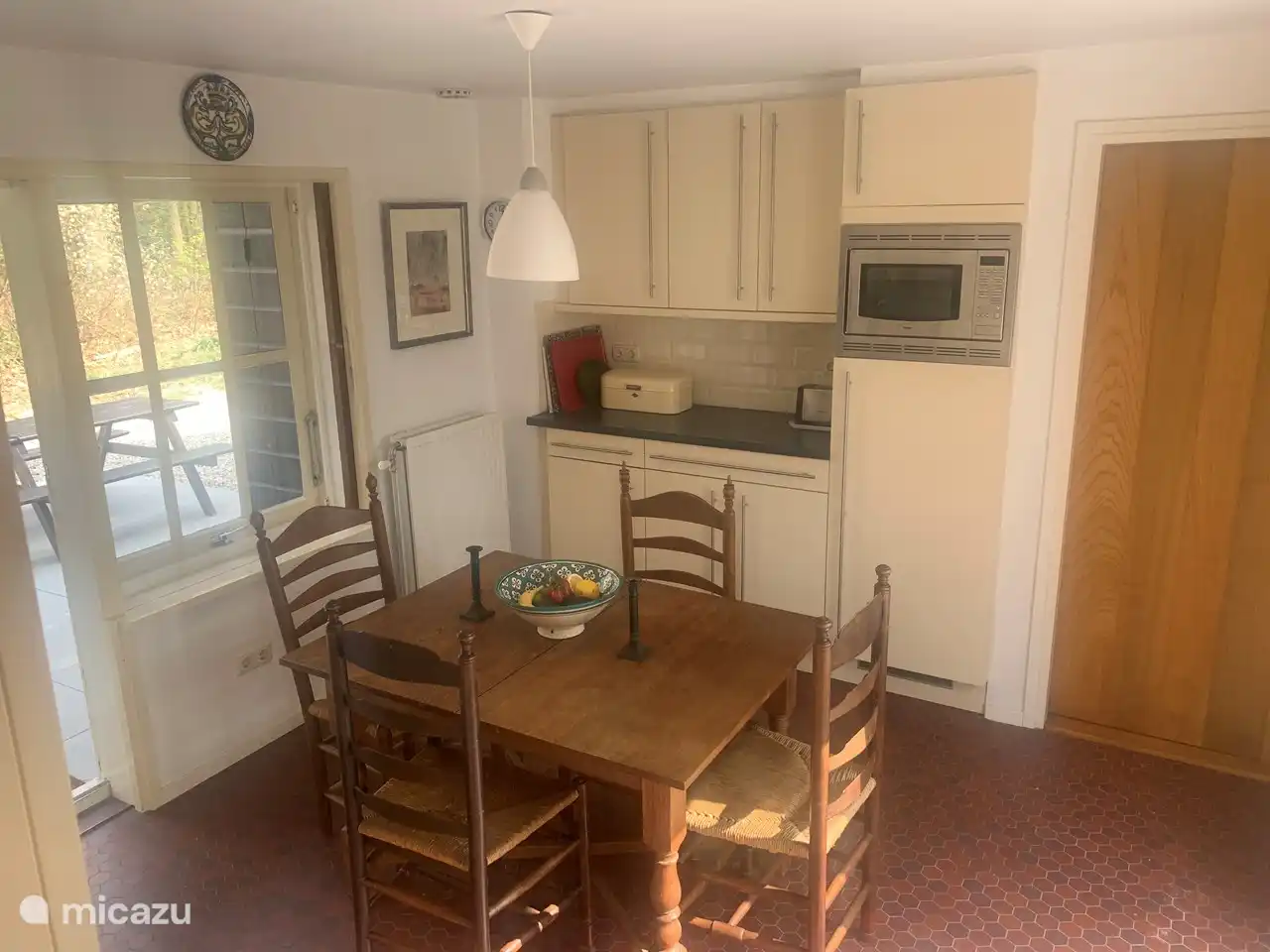 Cocina vista desde el salón, solárium de mañana a la izquierda.