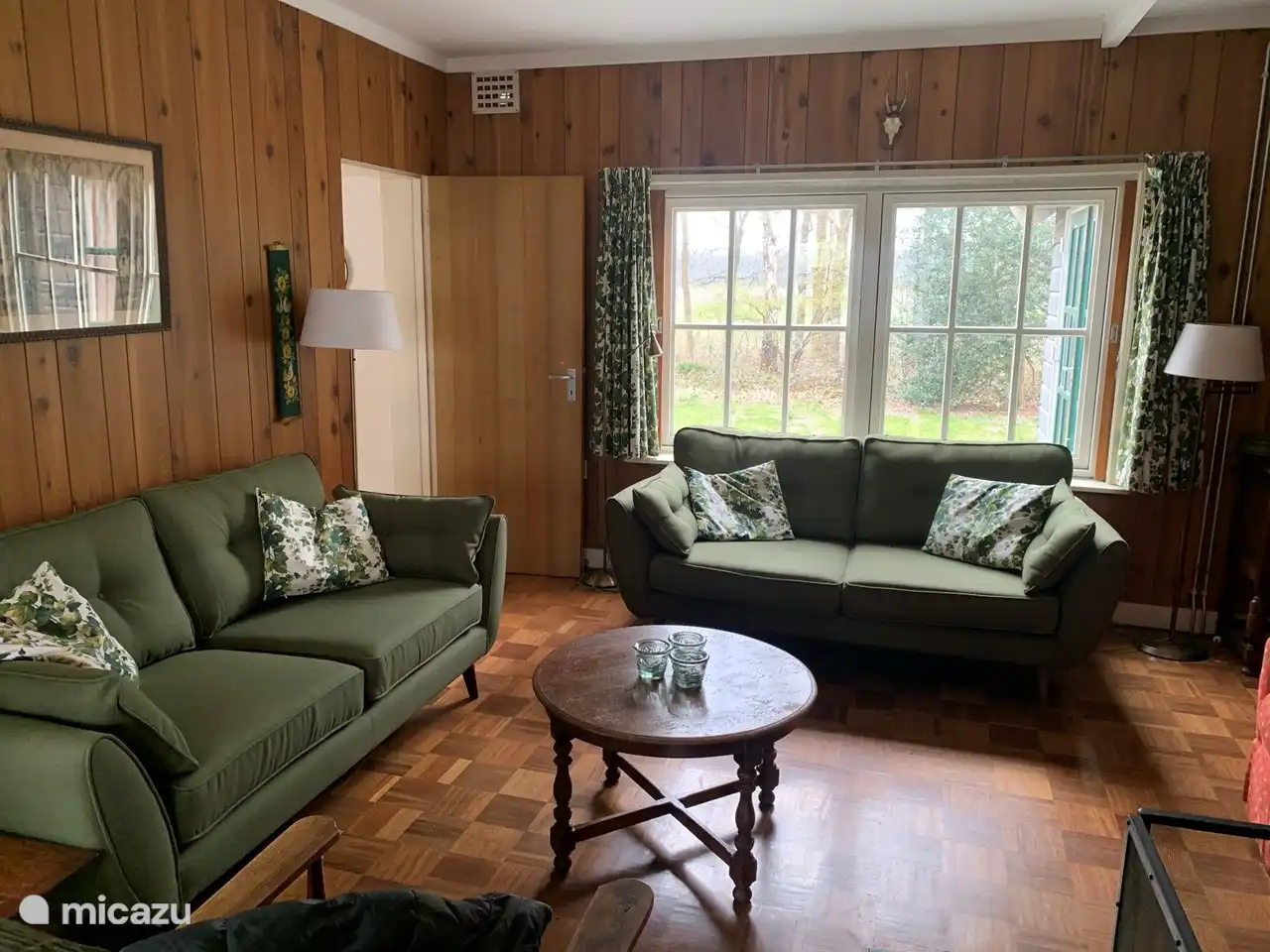 Salón con paso a cocina.