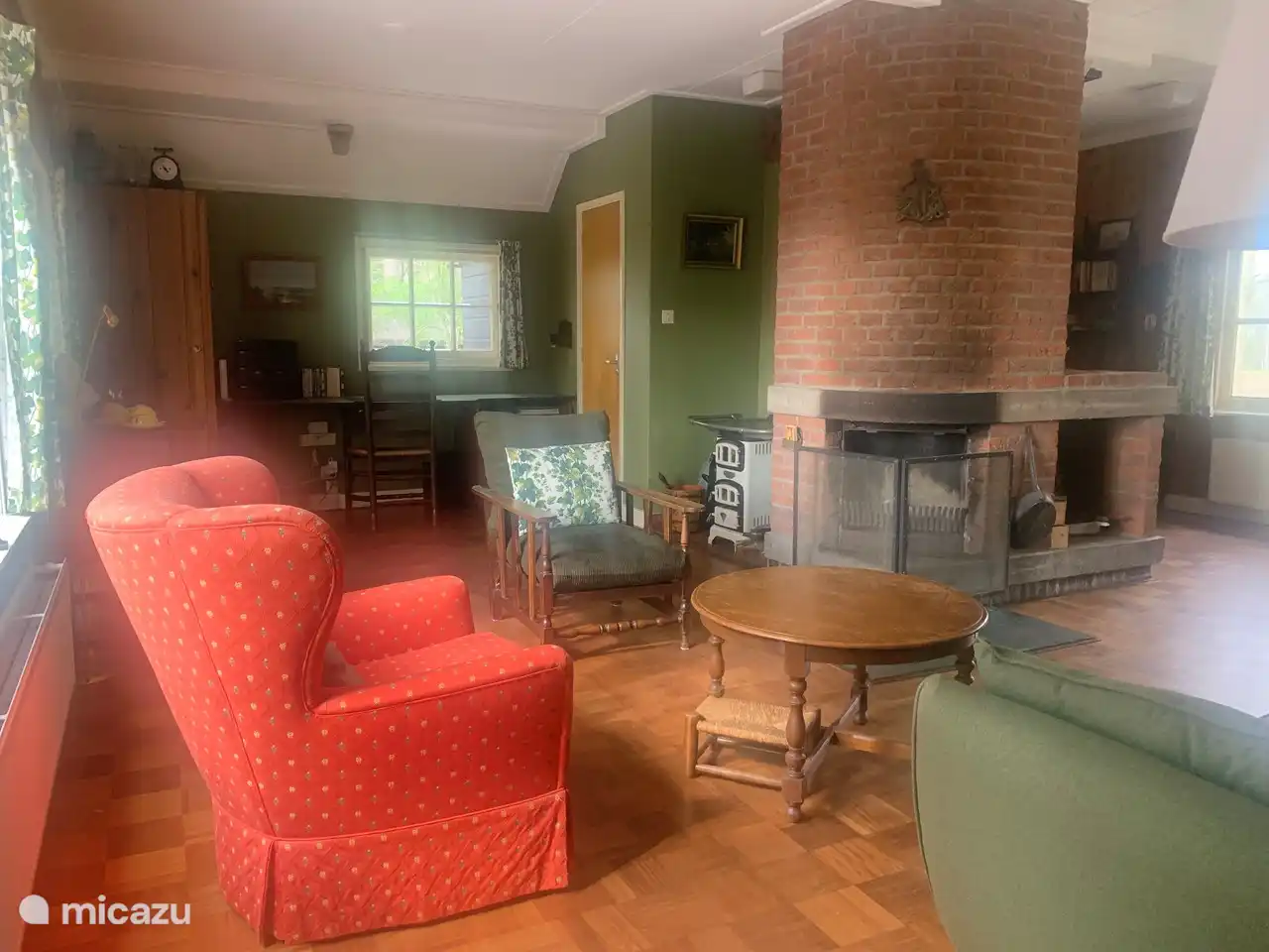 Salón con chimenea visto desde la cocina.