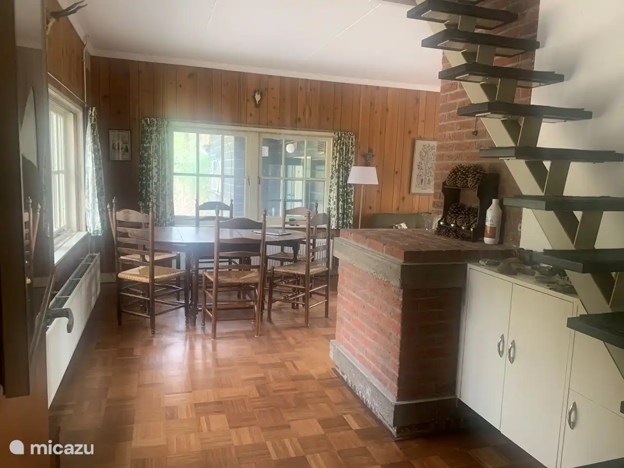 Gran mesa vista desde la entrada.