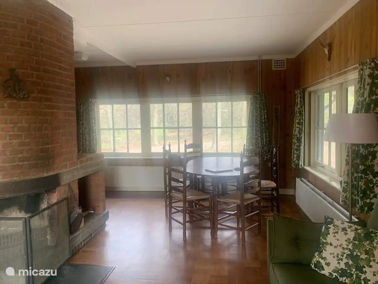 Gran mesa vista desde la cocina.