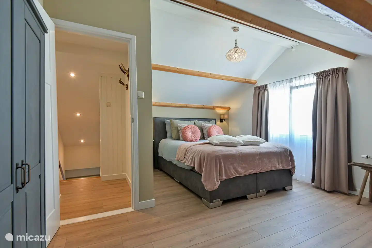 Relax in a lovely box spring of 160 cm wide and 210 cm long