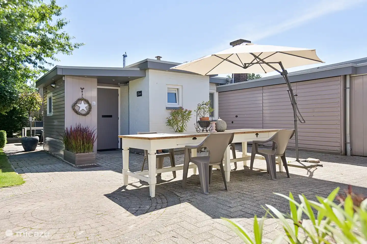 Relax at the long table. Perhaps chat with the other guests of apartment STOER?