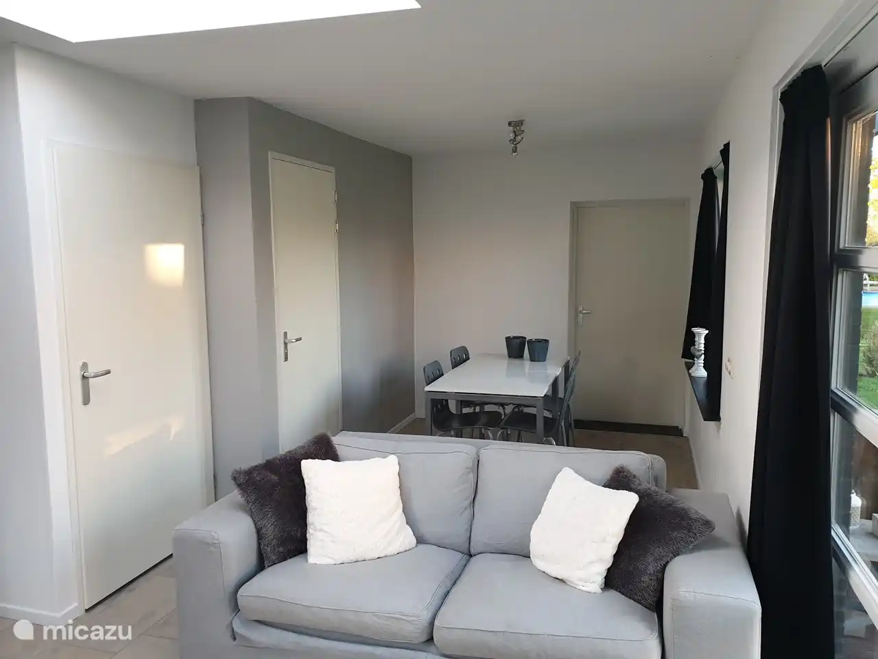 Eethoek met 4 stoelen.