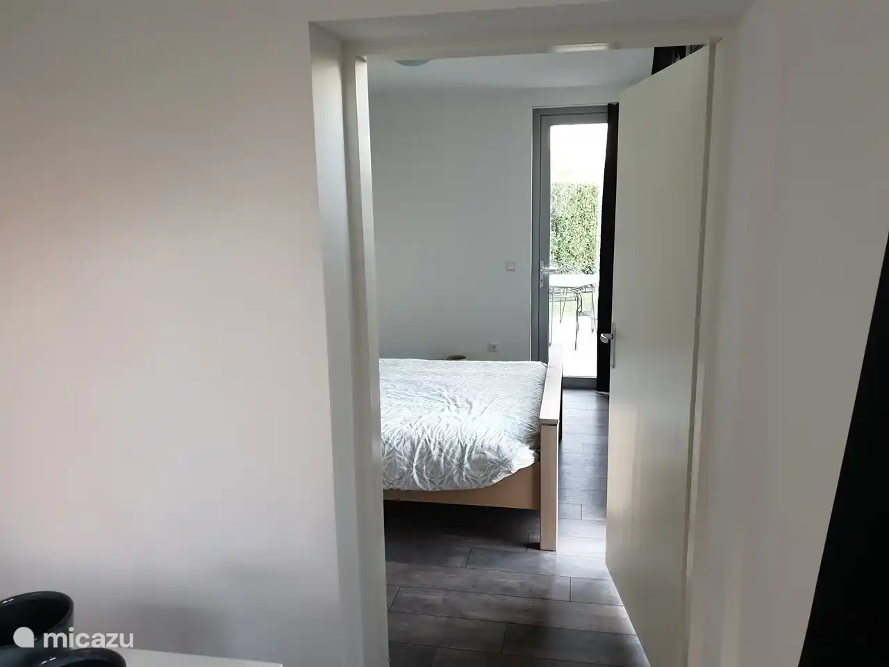 slaapkamer met buitendeur naar eigen terras.