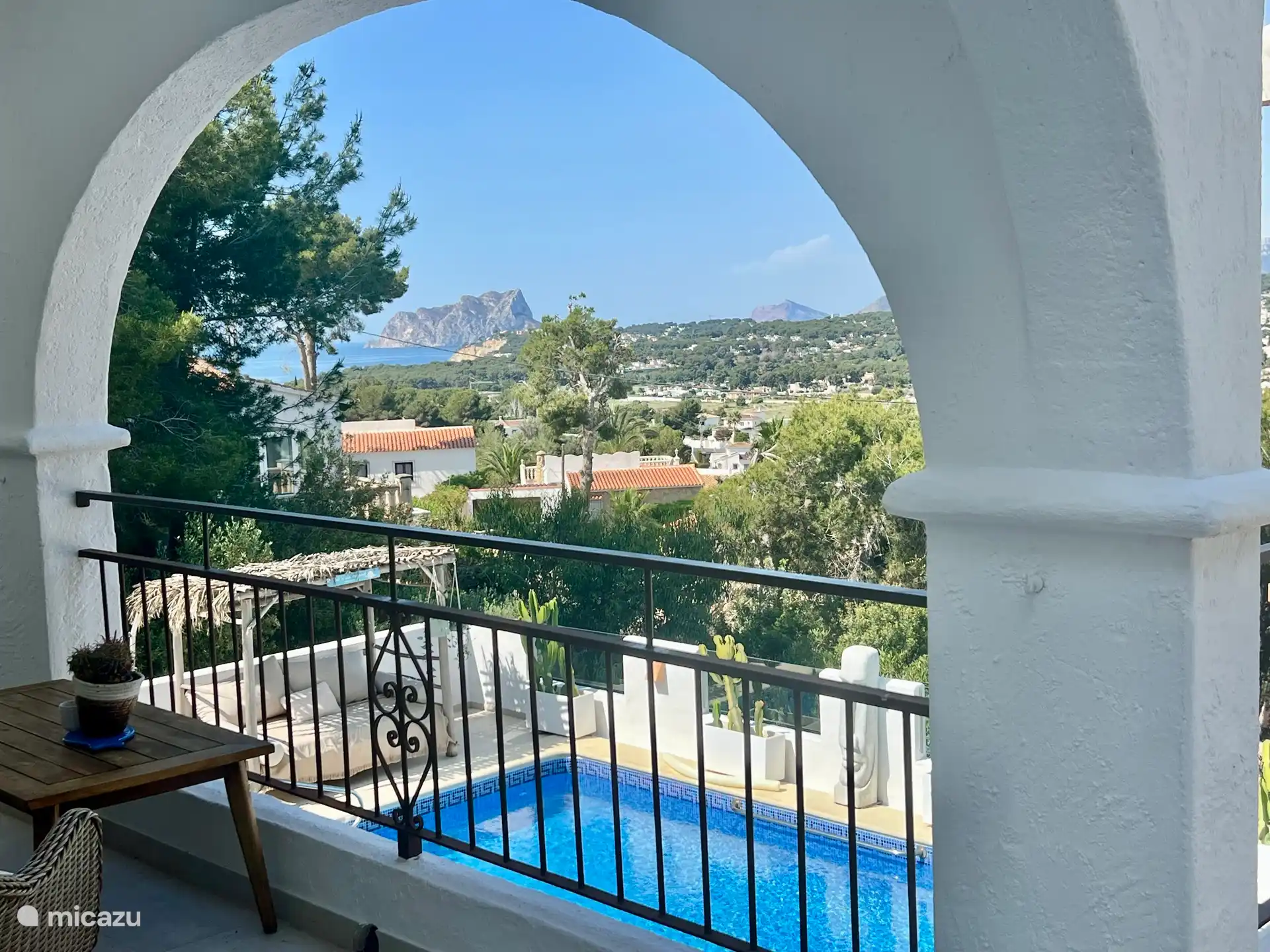 Een prachtig uitzicht naar de zee op het terras. 